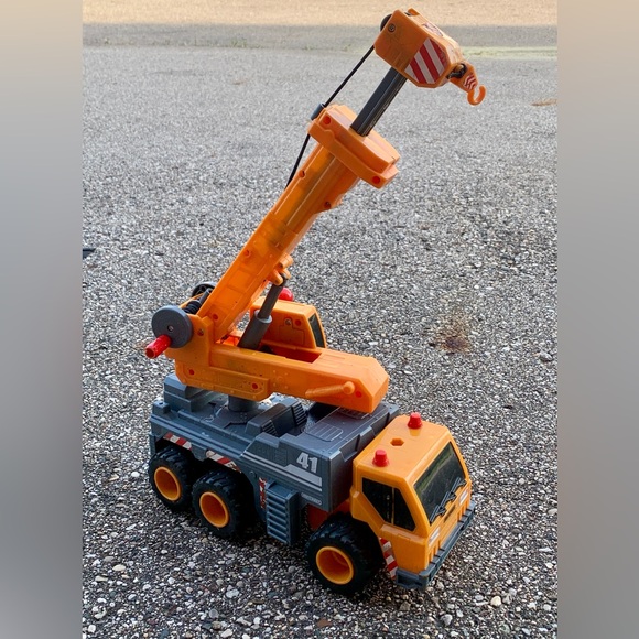 Large Mattel Matchbox Construction Utility Extending Crane Toy Truck - Picture 6 of 16